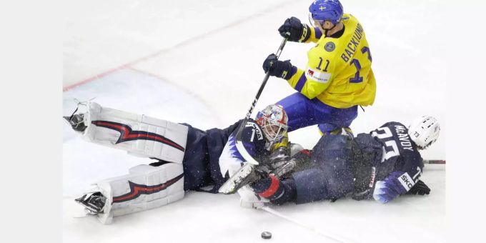 Mikael Backlund aus Schweden in Aktion gegen Torhüter Keith Kinkaid und Charlie McAvoy aus den USA. Mikael Backlund aus Schweden in Aktion gegen Torhüter Keith Kinkaid und Charlie McAvoy aus den USA.