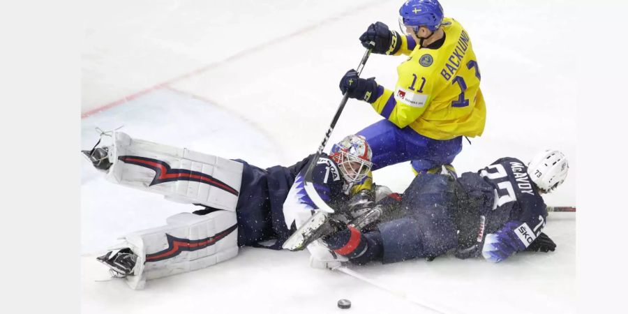 Mikael Backlund aus Schweden in Aktion gegen Torhüter Keith Kinkaid und Charlie McAvoy aus den USA.