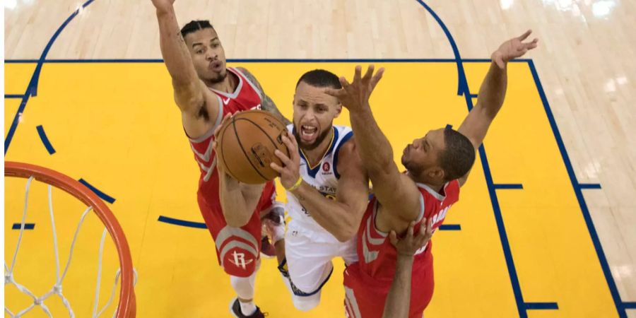 Nicht aufzuhalten: Stephen Curry (Mitte) führt die Golden State Warriors zum Sieg.