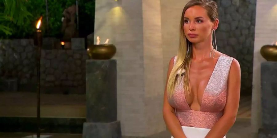 Bachelorette Adela zeigt gern, was sie hat. Und was Onkel Doktor ihr gegeben hat.