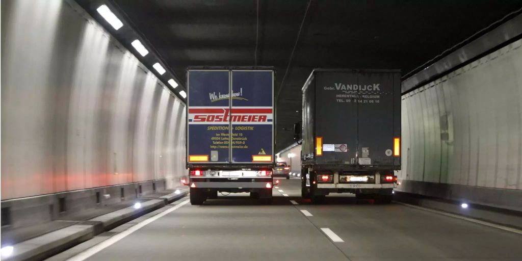 Gotthard: Lastwagen versperrt Durchfahrt - schon sieben ...