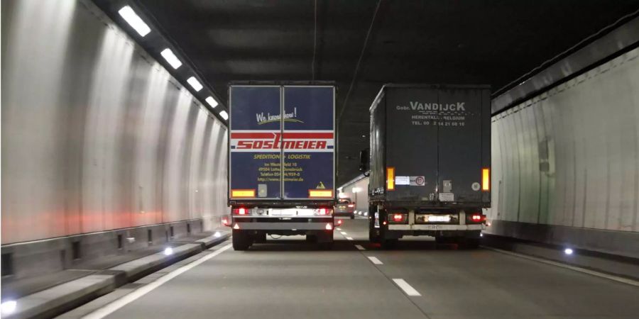 Ein defekter Lastwagen blockiert die Zufahrt zum Gotthard-Tunnel.