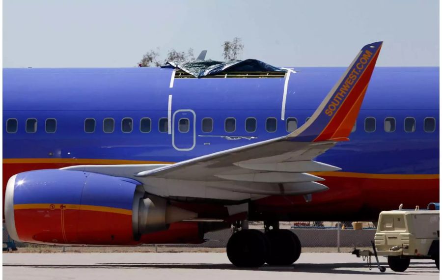 Das Flugzeug erlitt eine Triebwerkstörung, wobei eine Passagierin ihr Leben verlor.