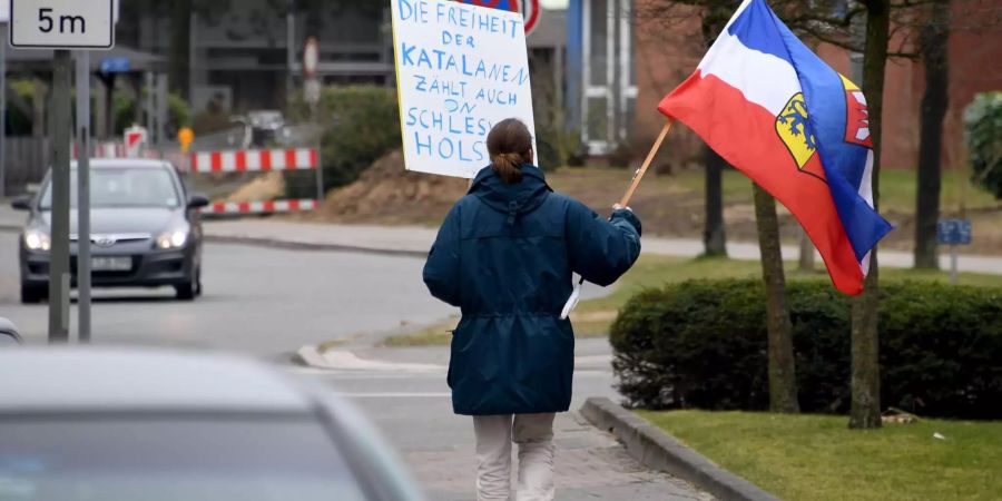 Demonstranten zeigen ihre Solidarität gegenüber Katalonien.