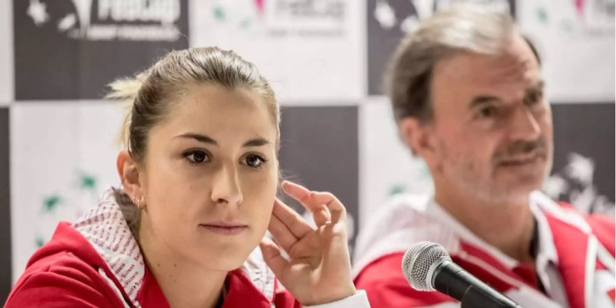 Belinda Bencic mit Team-Kapitän Heinz Günthardt an einer Pressekonferenz.