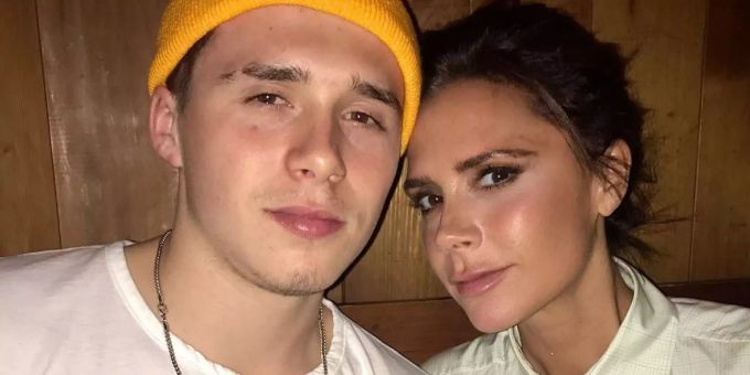 Brooklyn Beckham ehrt seine Mutter Victoria Beckham mit einem Tattoo. Brooklyn Beckham ehrt seine Mutter Victoria Beckham mit einem Tattoo.