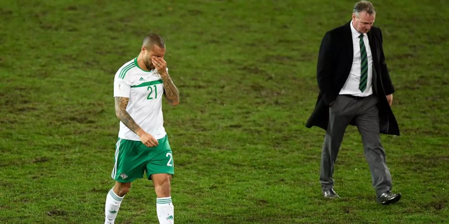 Nordirlands Trainer Michael O'Neill auf dem zerstörten Joggeli-Rasen nach der WM-Barrage.