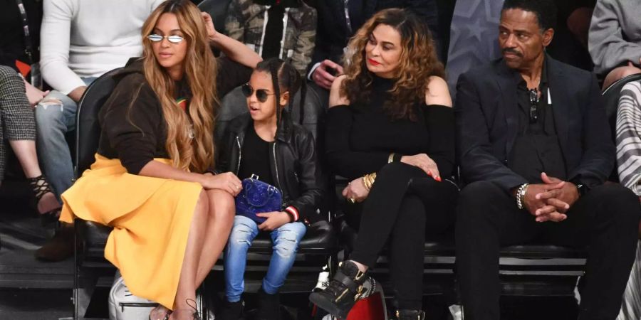 Blue Ivy lan am NBA All Star-Spiel mit blauer Louis-Vuitton-Handtasche.