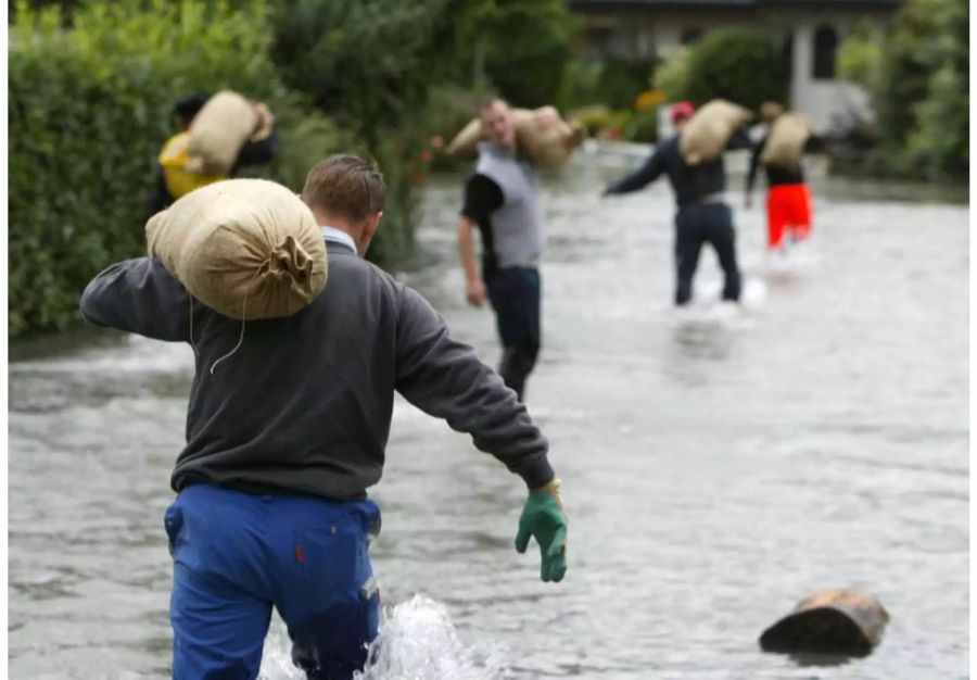 Sarnen OW: Mit Sandsäcken gegen die Wassermassen.