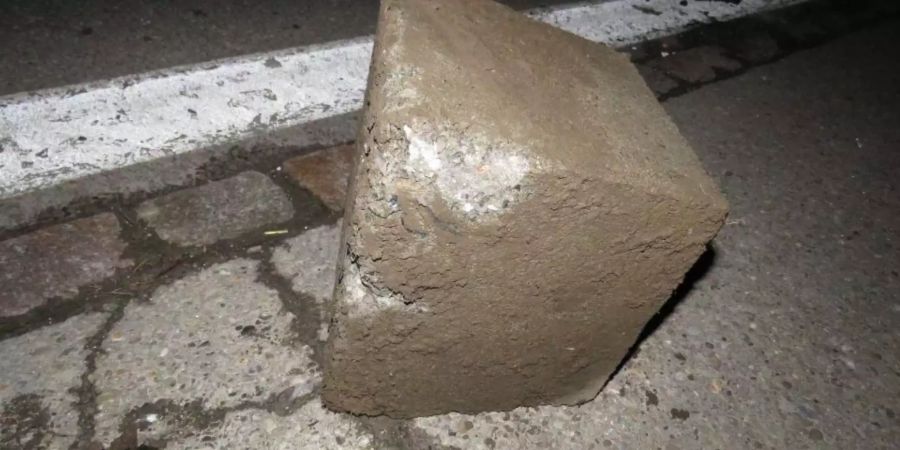 Der Betonsockel hat etwa die Grösse einer Schuhschachtel.