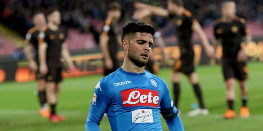 Napoli kassiert im Meisterschaftsrennen einen herben Dämpfer. Das Team verliert zuhause gegen AS Rom mit 2:4. Napoli bleibt zwar mit einem Punkt vor Juve, doch die Turiner haben ein Spiel weniger absolviert. Der spannende Titelkampf gerät jedoch durch den tragischen Tod des Fiorentina-Kapitäns Davide Astori zur Nebensache.