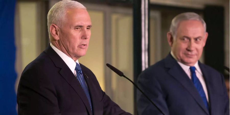 Mike Pence (vorne) mit Israels Ministerpräsident Benjamin Netanjahu.