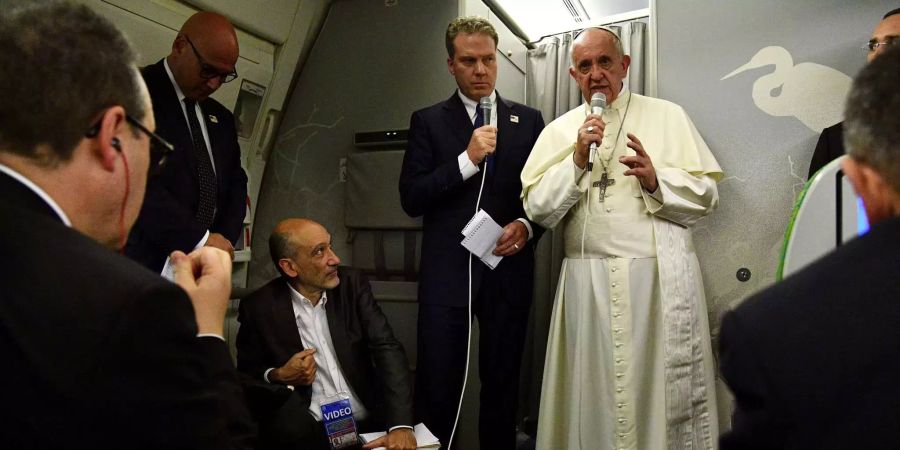 Papst Franziskus spricht auf seiner Rückflug nach Rom mit Medienvertretern.