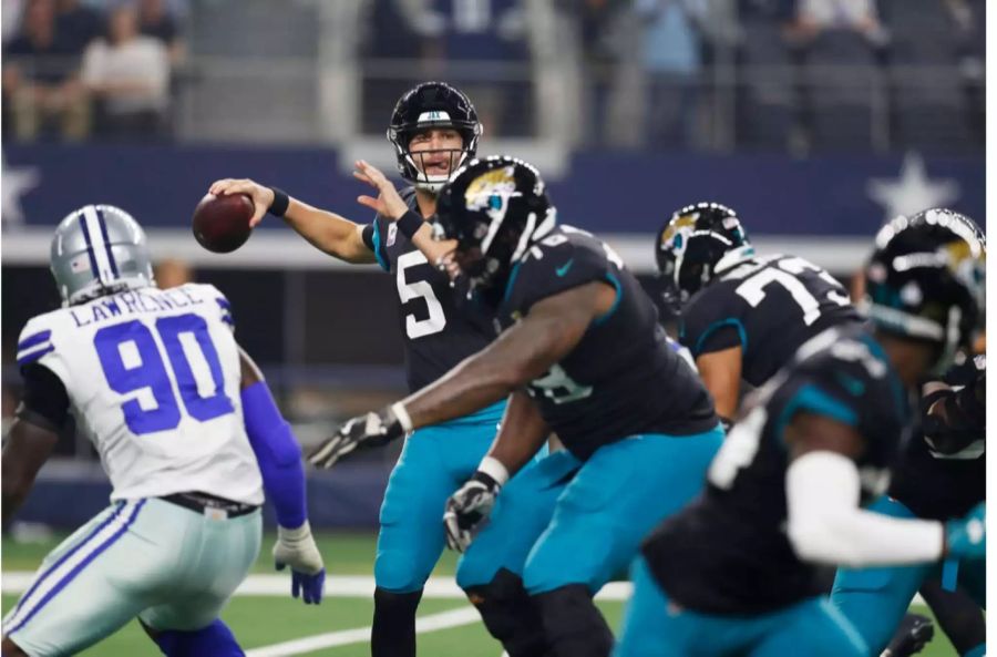 Was ist mit der einst gefürchteten Defense aus Jacksonville los? In den letzten beiden Spielen liessen das ehemalige «Sacksonville» 70 Yards zu. In der Offensive wird der verletzte Leonard Fournette schmerzlich vermisst und: Quarterback Blake Bortles zieht gegen die Cowboys einen schlechten Tag ein mit nur 15 geglückten Passversuchen von 26 – dabei resultieren läppische 149 Yards.