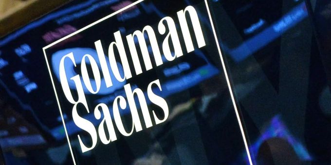 Ein Zeichen der US-Bank Goldman Sachs ist auf dem Parkett der Börse an der Wallstreet. Ein Zeichen der US-Bank Goldman Sachs ist auf dem Parkett der Börse an der Wallstreet.