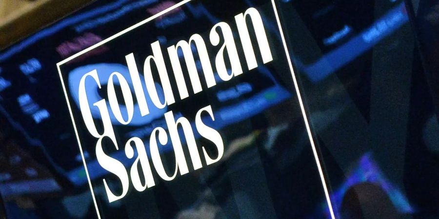 Ein Zeichen der US-Bank Goldman Sachs ist auf dem Parkett der Börse an der Wallstreet.