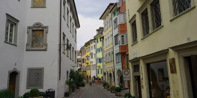 Eine Allee führt durch das südtirolische Bozen (IT). Eine Allee führt durch das südtirolische Bozen (IT).