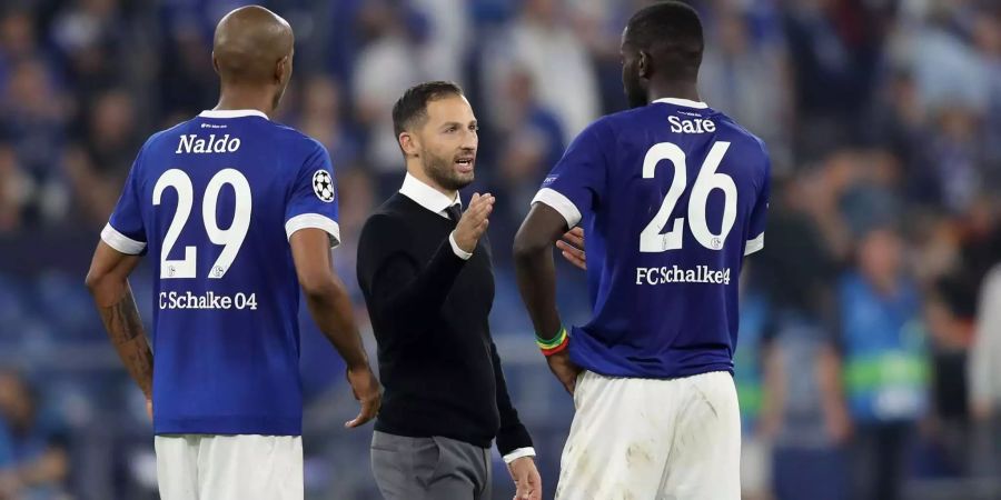 Schalke-Trainer Domenico Tedesco (Mitte) spricht zu den Spielern Naldo (links) und Sané (rechts).