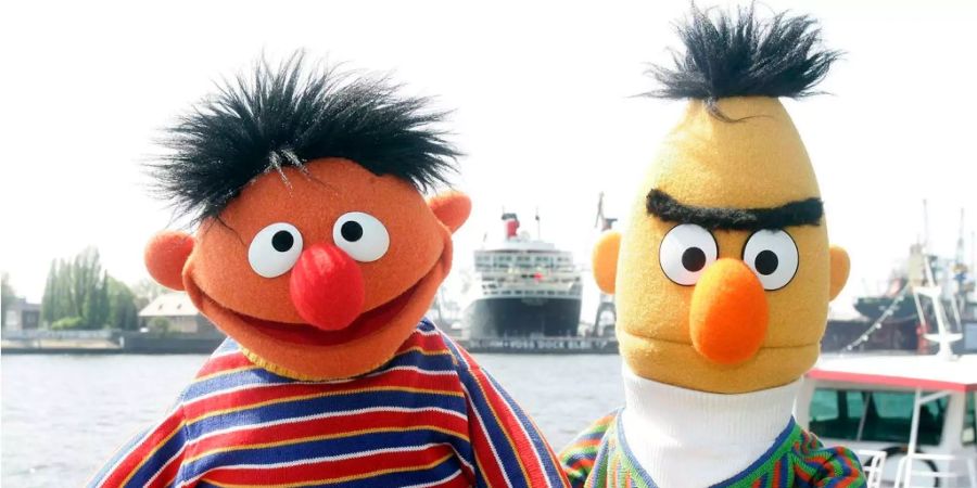 Ernie und Bert aus der «Sesamstrasse» posieren im Hafen von Hamburg.