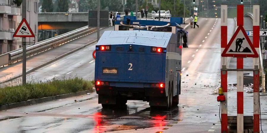 Die Polizei setzt einen Wasserwerfer ein (Symbolbild).