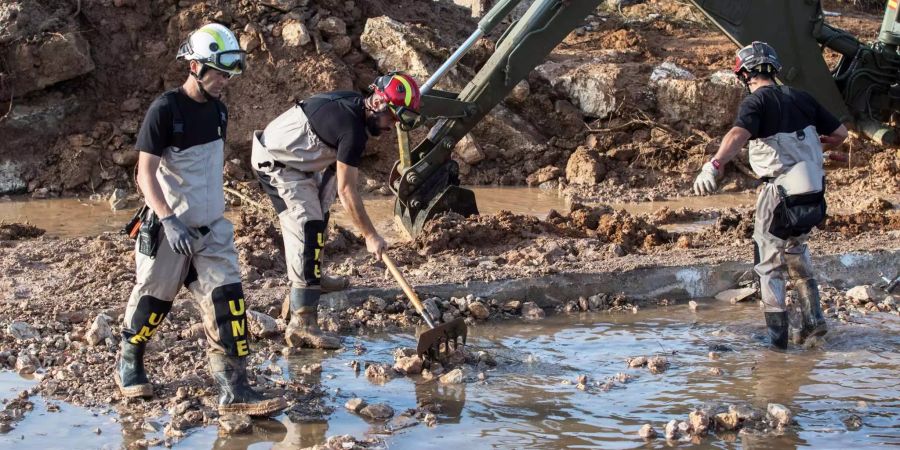 Die Rettungskräfte suchen auf Mallorca mit Rechen im Schlamm nach dem vermissten Kind.