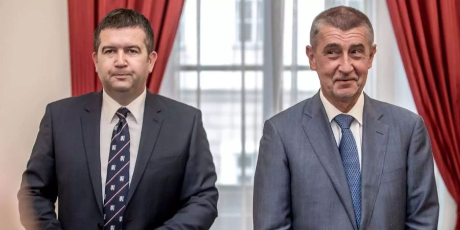 Der Chef der CSSD, Jan Hamacek (links), und Regierungschef Andrej Babis (rechts).