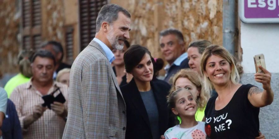 König Felipe VI. von Spanien und seine Ehefrau Königin Letizia von Spanien besuchen Menschen in Sant Llorenc. Die Region war besonders schwer von den Unwettern betroffen.