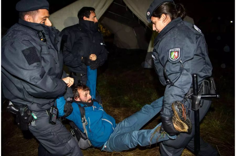 Ein Aktivist wird von Polizisten getragen, während das Camp des Aktionsbündnisses «Ende Gelände» geräumt wird.