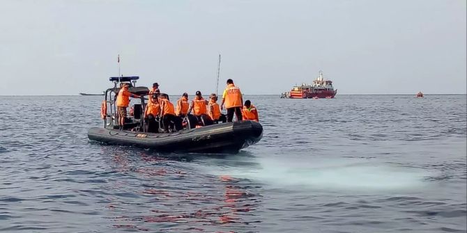 Ein Boot mit Rettungskräften in Indonesien