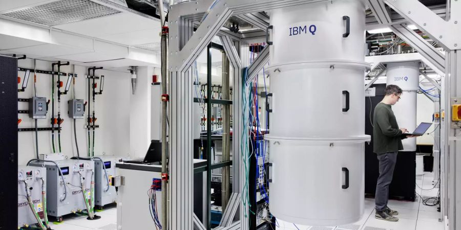 Die weisse Tonne im Bild enthält den Quantencomputer von IBM in New York. Das Labor darum herum ist nötig, da der Qubit-Chip für die Berechnungen extrem kalt und vor elektromagnetischer Strahlung geschützt sein muss. Bild: IBM Research