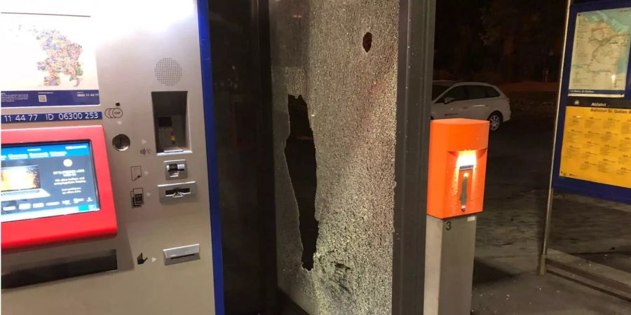Die Scheibe des Wartehäuschen beim Bahnhof St. Gallen Winkel wurde von FC Zürich Fans zerstört.