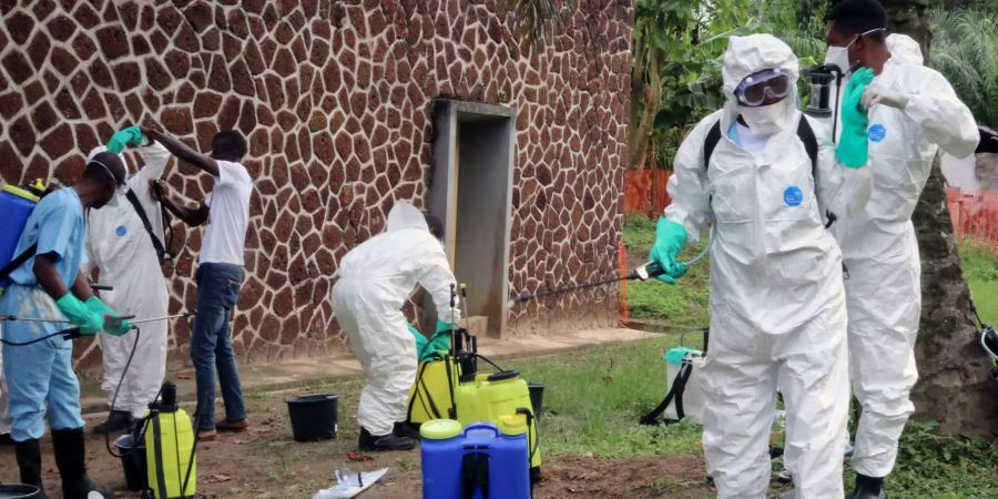 Mitarbeiter des Gesundheitsamtes desinfizieren im Rahmen des Kampfes gegen Ebola ein Gebäude des Krankenhauses in Mbandaka.