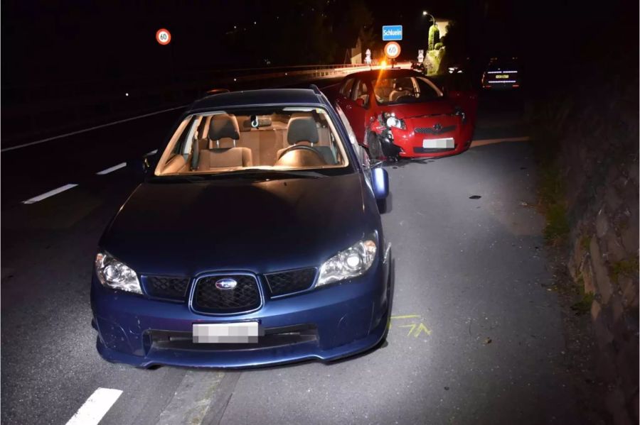 Verunfalltes blaues Auto mit Schaden an der Seite und verunfalltes rotes Auto mit Schaden vorne - zvg Kantonspolizei Graubünden