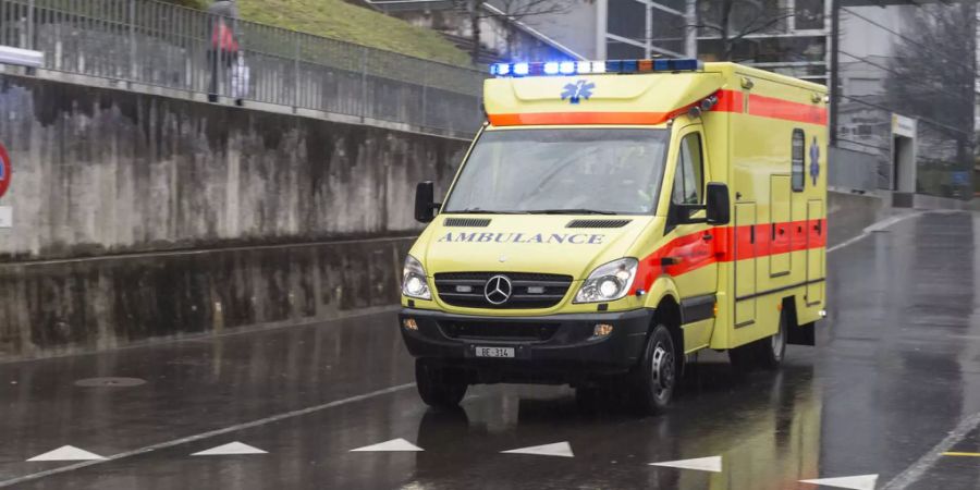 Krankenwagen mit Blaulicht unterwegs - Keystone