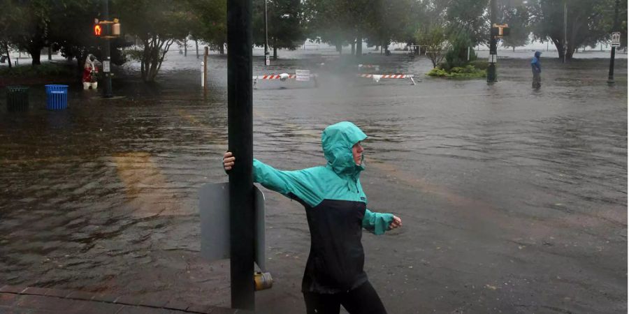 Jamie Thompson geht in New Bern über eine überflutete Strasse, während sich Hurrikan «Florence» der Region nähert.