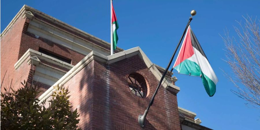 An der Frontseite des Büros der Palästinensischen Befreiungsorganisation (PLO) ist ein Fahnenmast mit der Flagge Palästinas befestigt.