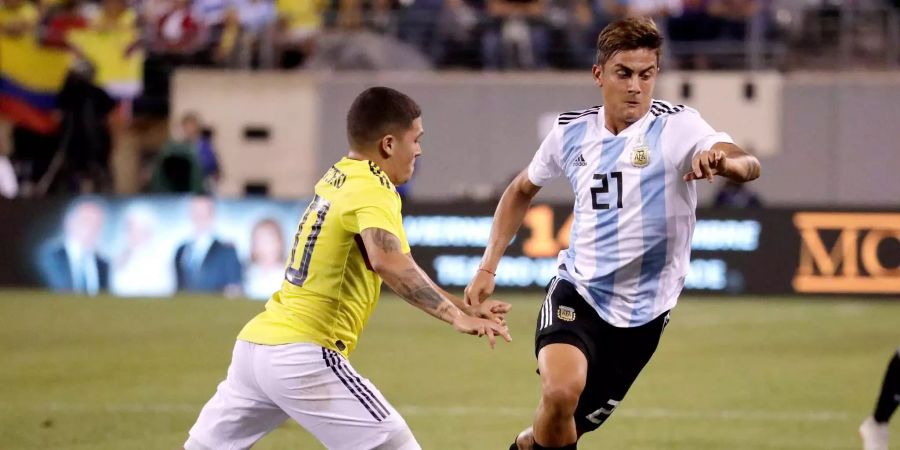 Kolumbiens Juan Fernando Quintero (l) gegen Argentiniens Paulo Dybala.