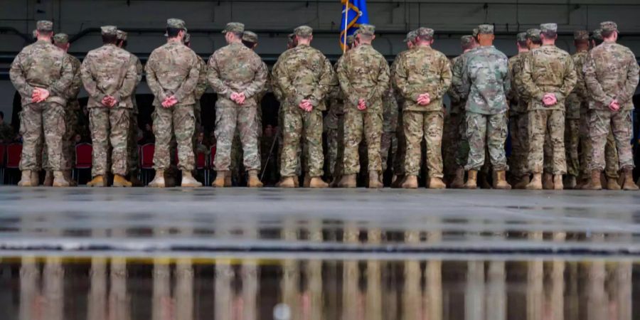 US-Soldaten stehen während einer militärischen Zeremonie in Formation.