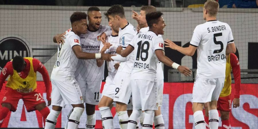 Leverkusens Spieler feiern das 1:0.