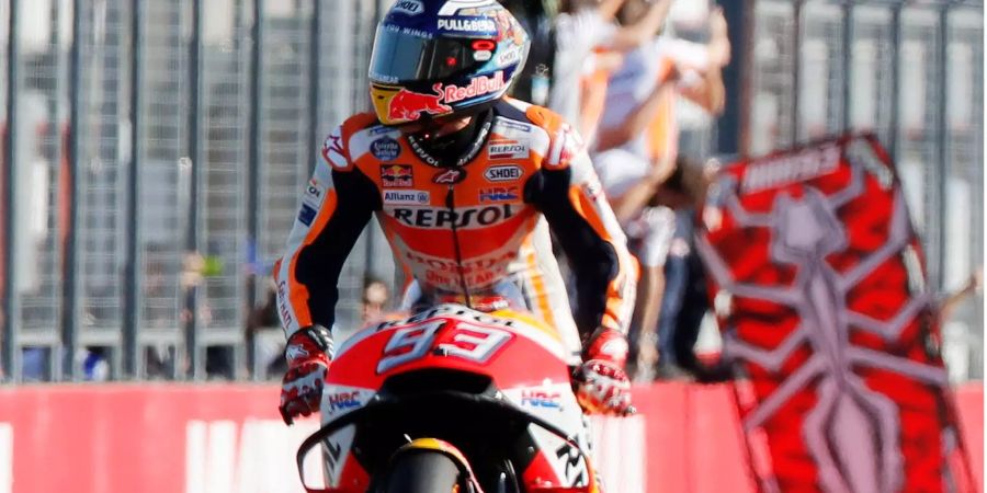 Marc Márquez hebt das Vorderrad seines Motorrads beim Überqueren der Ziellinie.