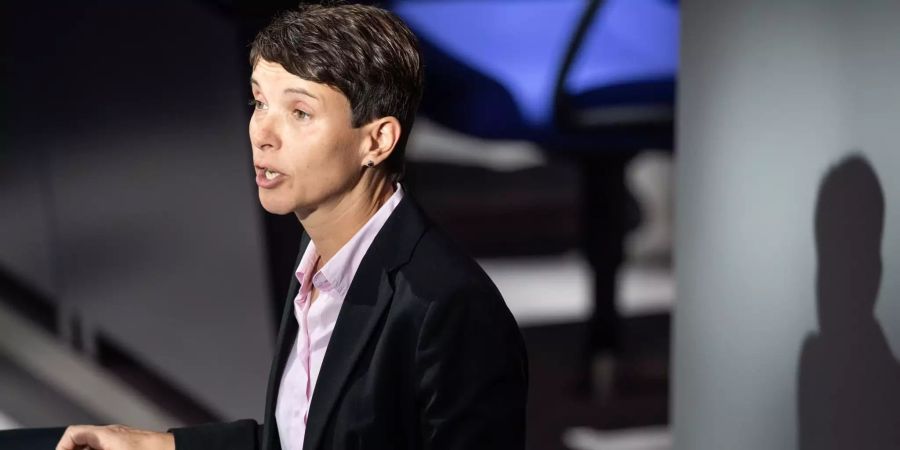 Frauke Petry (fraktionslos), Mitglied des Deutschen Bundestags, spricht während der 55. Sitzung des Deutschen Bundestags zu einem Antrag der AfD zum Thema Islam.