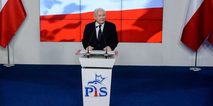 Der Chef der Regierungspartei Recht und Gerechtigkeit (PiS) Jaroslaw Kaczynski spricht an einer Pressekonferenz in Warschau. polen