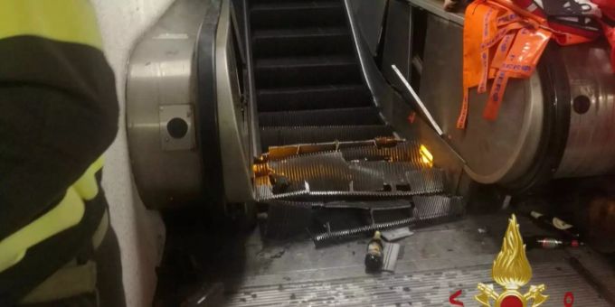 20 Verletzte Bei Rolltreppen Einsturz In Rom - trummer einer eingesturzten rolltreppe liegen auf den unteren stufen im zentrum von rom