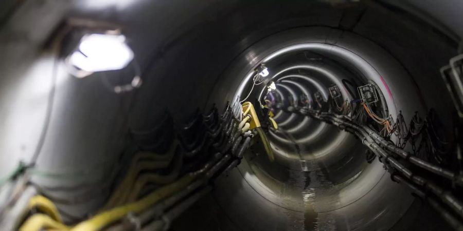 Abwassertunnel mit Kabeln und Lichtern - Keystone