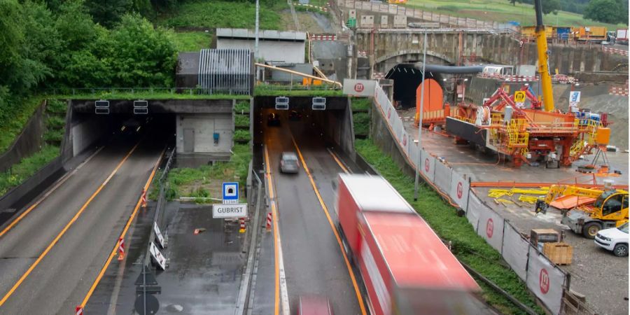 Blick auf die Ein- und Ausfahrt in den Gubristtunnel, links die beiden bestehenden Tunnel, rechts die Baustelle der 3. Gubrist-Röhre im Raum Zürich.