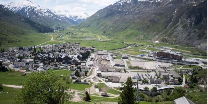 Das Dorf Andermatt in Urserntal im Kanton Uri. Andermatt