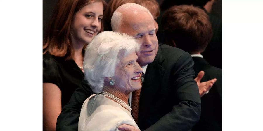 US-Senator John McCain umarmt seine Mutter Roberta McCain.