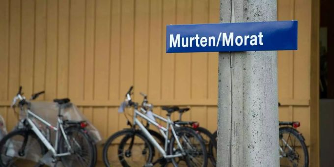 Das Ortsschild in zwei Sprachen am Bahnhof Murten/Morat (Archiv). Das Ortsschild in zwei Sprachen am Bahnhof Murten/Morat (Archiv).