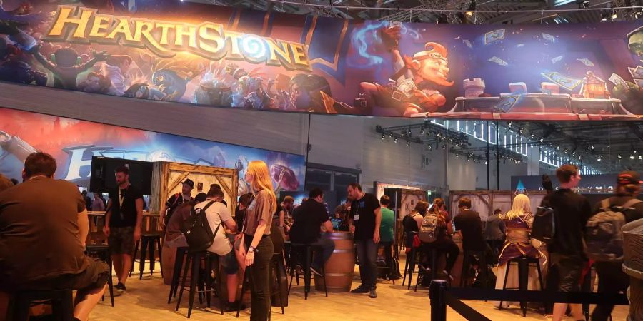 Auf 201'000 Quadratmetern stellten diverse Unternehmen ihre Stände auf. Hier zu sehen: Blizzards Hearthstone-Stand, welcher der Taverne nachempfunden ist, in welcher das Kartenspiel gespielt wird.