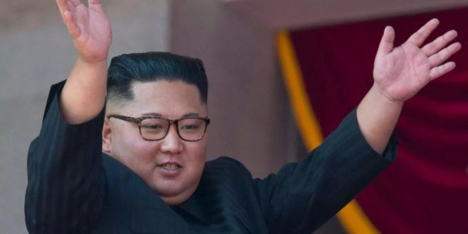Der nordkoreanische Führer Kim Jong Un winkt nach einer Parade zum 70. Jahrestag der Gründung Nordkoreas der Menge zu. Kim Jong Un